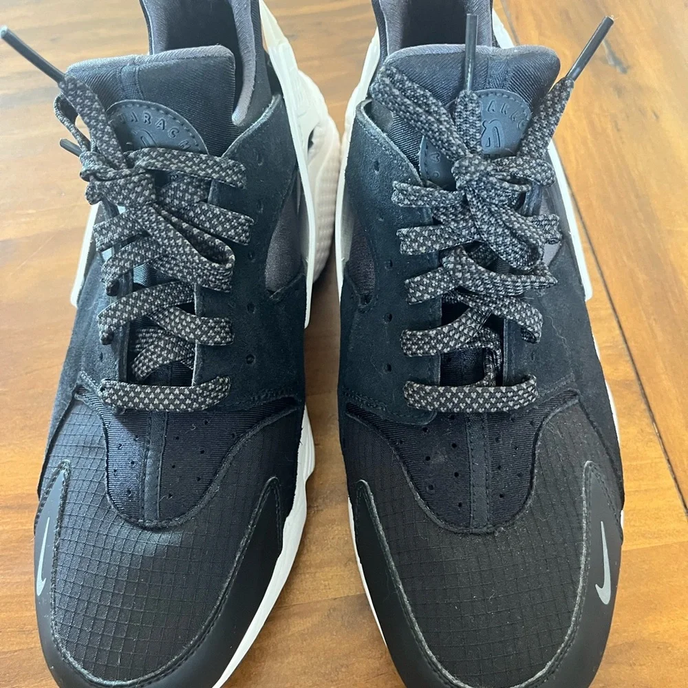 Nike Men’s Black and White Athletic Sneakers with Gray Accents